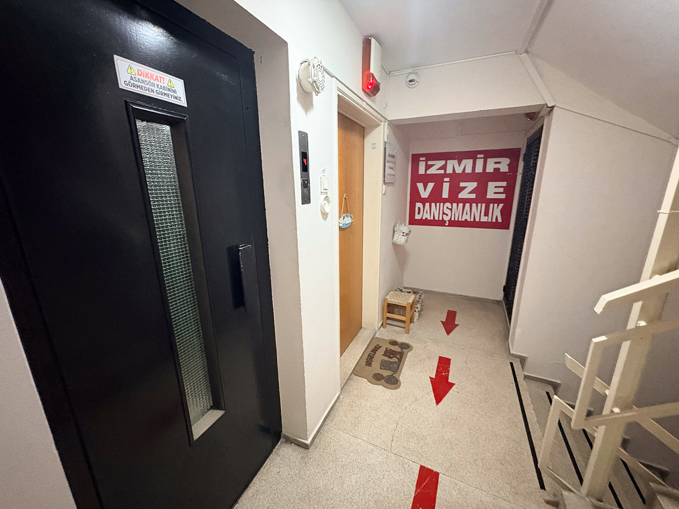İzmir vize danışmanlık ofisi giriş koridoru